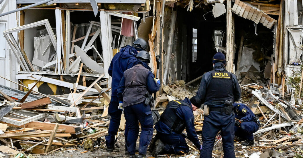 Polisens tekniker jobbar vid ett hus i Hässelby i nordvästra Stockholm som nyligen utsattes för ett sprängdåd. Arkivbild. Färre skjuts till döds – fler spränger