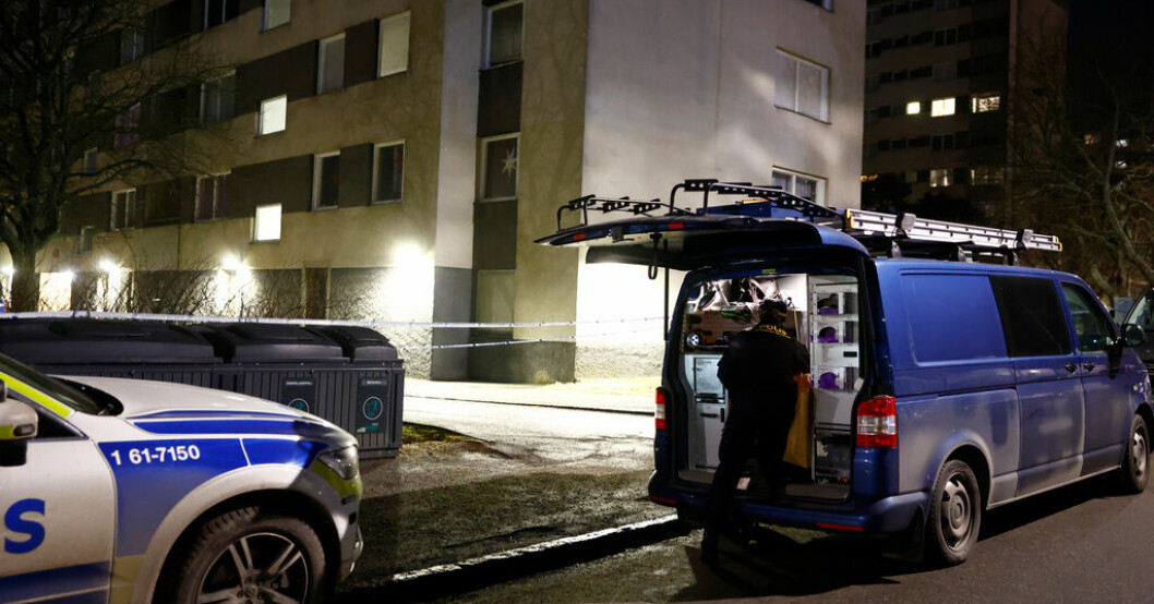 Polisens tekniker på plats efter skottlossningen i Bredäng på torsdagskvällen. Arkivbild. Man misstänkt skjuten i Bredäng – två anhållna