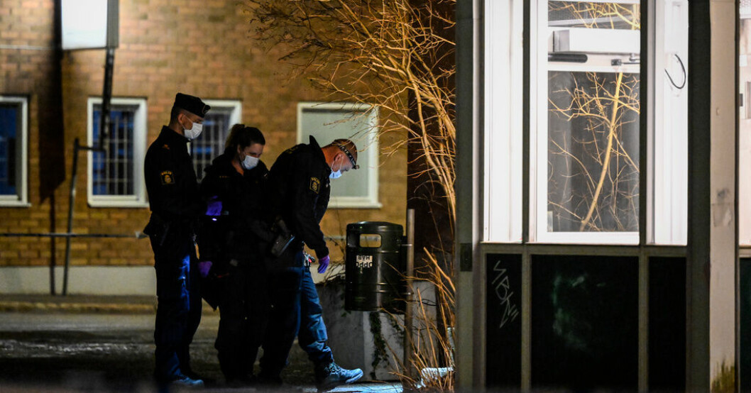 Polisens tekniker på plats i Bagarmossen i södra Stockholm där en man i 20-årsåldern misstänks ha mördats. Man knivdödad vid tvättstuga – en anhållen