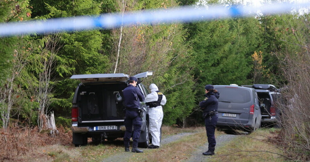 Polisens tekniker på platsen utanför Vetlanda där den försvunna 21-åriga kvinnan från Vetlanda hittades död. De båda misstänkta kvinnorna har erkänt att de flyttat på kroppen, men ingen av dem har erkänt mord. Arkivbild. Åtal närmar sig i Vetlandafallet