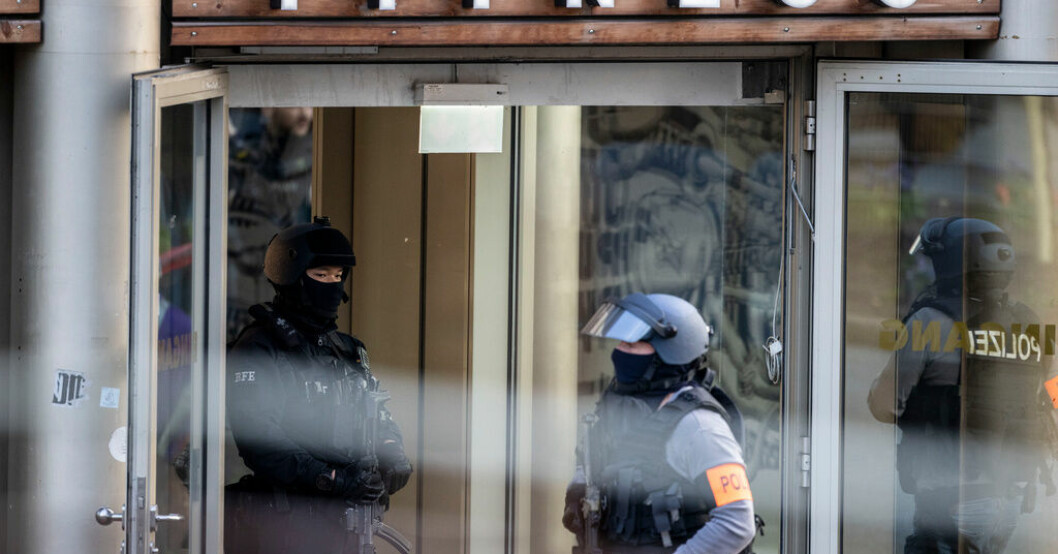 Poliser med förstärkningsvapen vid gymmet i Duisburg på tisdagseftermiddagen. Tysk polis jagar knivman efter gymattack