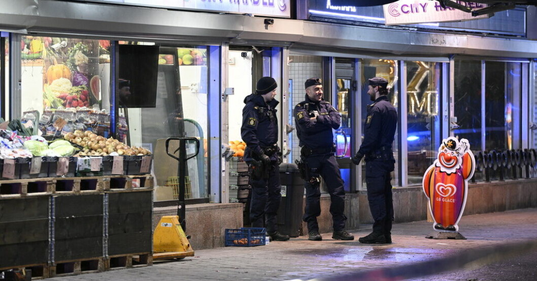 Poliser på plats i Skärholmen i södra Stockholm i onsdags då en man sköts till döds och en annan skadades. Man häktad efter dödsskjutning i Skärholmen