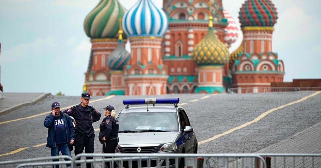 Poliser på Röda torget i Moskva den 28 juni. Arkivbild. Putin och Prigozjin höll långt möte i Moskva