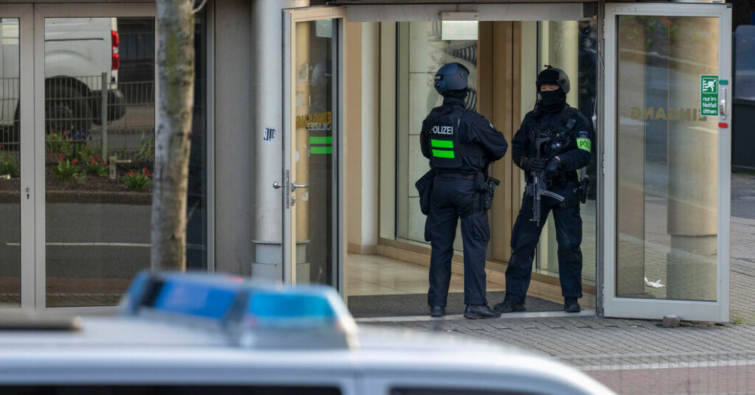 Poliser ryckte ut med förstärkningsvapen när de larmades om gymattacken. Arkivbild. Efterlyst man gripen efter gymattack