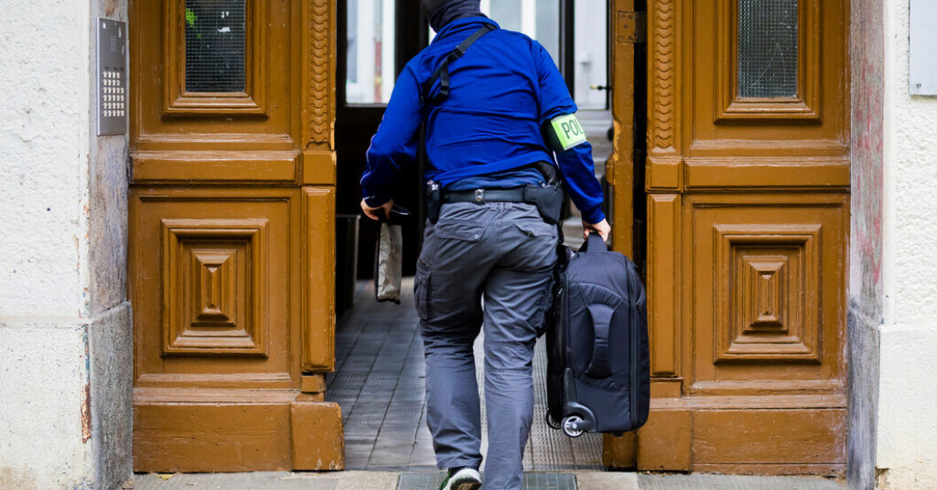 Poliser slår till mot en fastighet i Berlin på onsdagsmorgonen. Polisräder mot tyska klimataktivister
