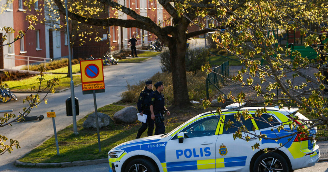 Poliser söker spår i anslutning till mordplatsen i Jakobsberg den 8 maj i år. Arkivbild. Tre häktade för mord i Jakobsberg