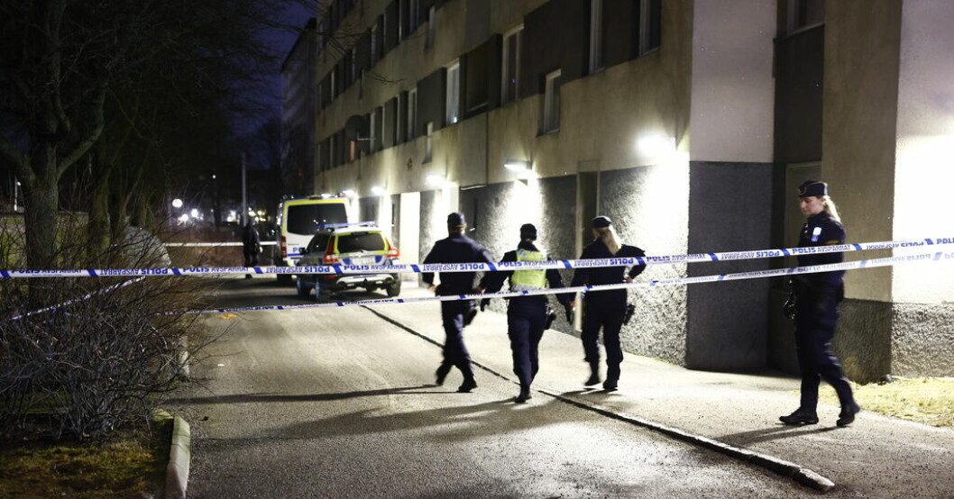 Poliser vid den avspärrade brottsplatsen i Stockholmsförorten Bredäng. Man misstänkt skjuten i Bredäng – två gripna