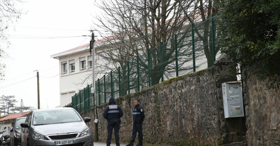 Poliser vid den privata katolska skola i Saint-Jean-de-Luz där en lärare dödades av en elev. 16-årig elev högg ihjäl spansklärare