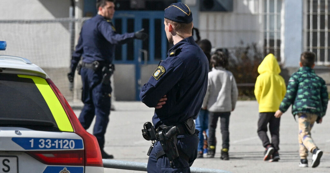 Poliser vid skolan i Vällingby i västra Stockholm. 18-åring häktad för knivdåd på skola