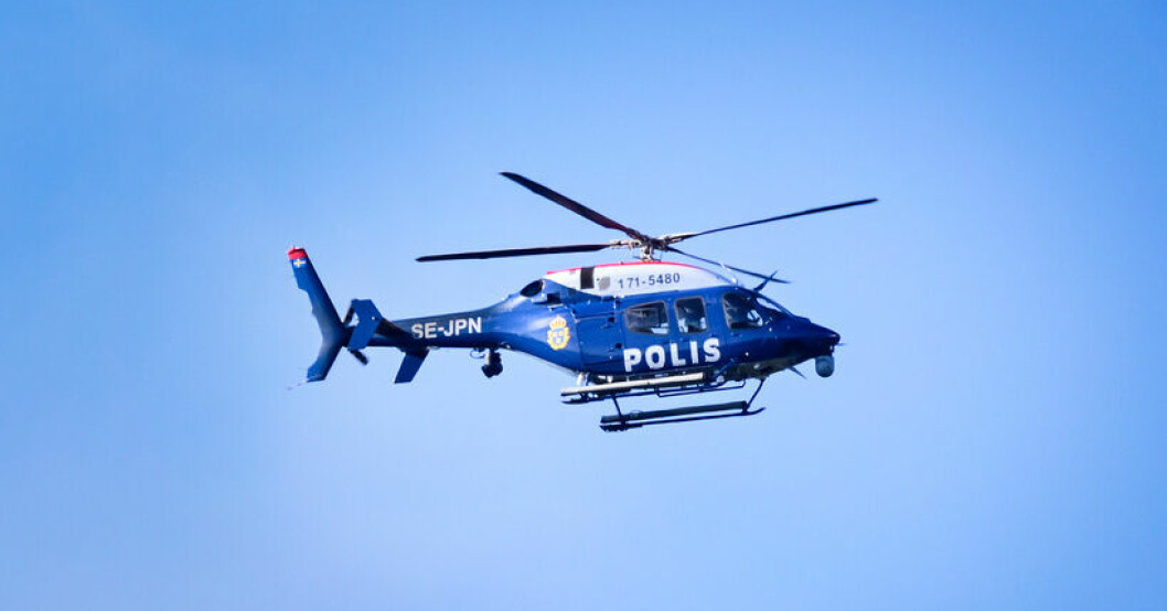 Polishelikopter deltog i en insats i Stockholms norra skärgård på onsdagen. Arkivbild. Skyttar på skärgårdsö greps – och släpptes