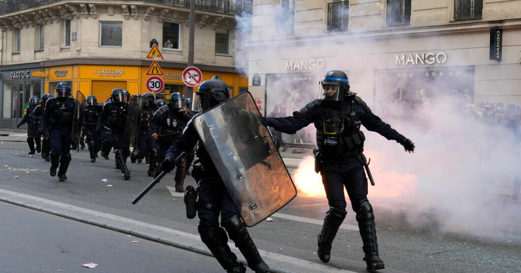 Polisinsats i Paris vid en sammandrabbning under de omfattande protester mot nya pensionslagar i Frankrike. Färre än väntat i protest inför pensionsbeslut