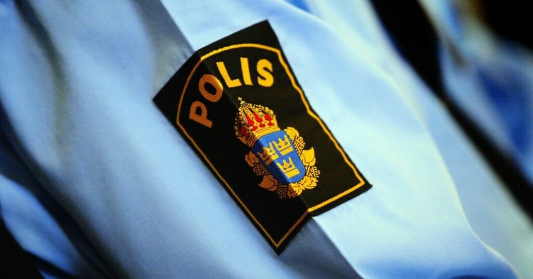 Polisskjortan hade mannen ärvt från sin morfar. Arkivbild. Falsk polis dirigerade trafik – åtalas