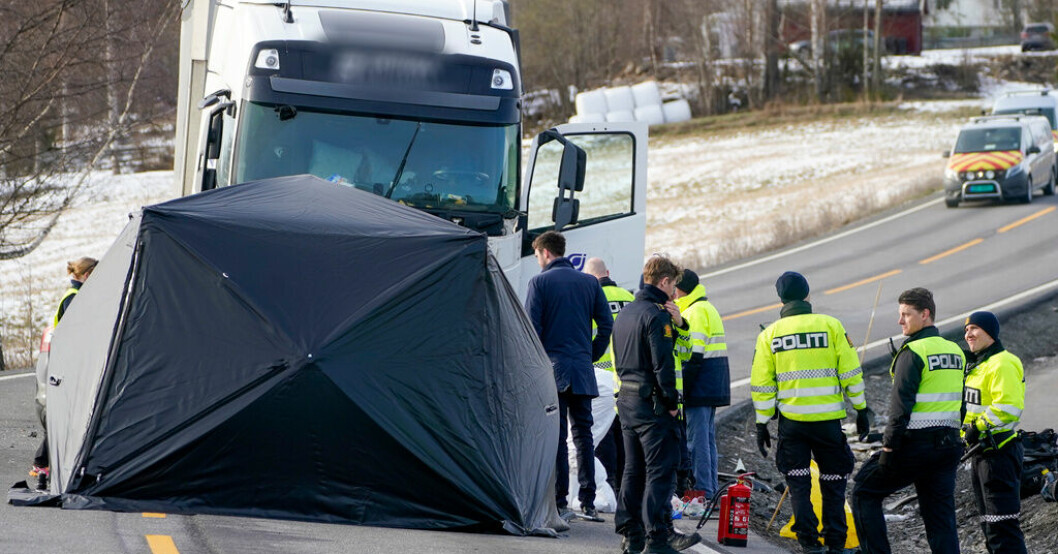 Polisutredare vid olycksplatsen utanför Hamar. Tre döda i trafikolycka i Norge