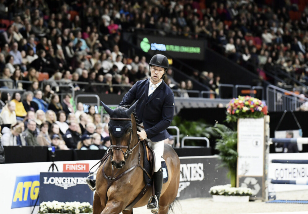 Pontus Westergren på en häst. Pontus Westergren på Globen Hourseshow