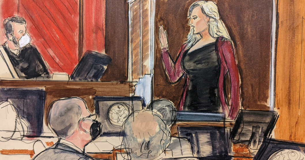 Porrskådespelaren Stephanie Clifford, med artistnamnet Stormy Daniels, i en domstol i Kalifornien 2022. Bakgrund: Trumps affärer med Stormy Daniels