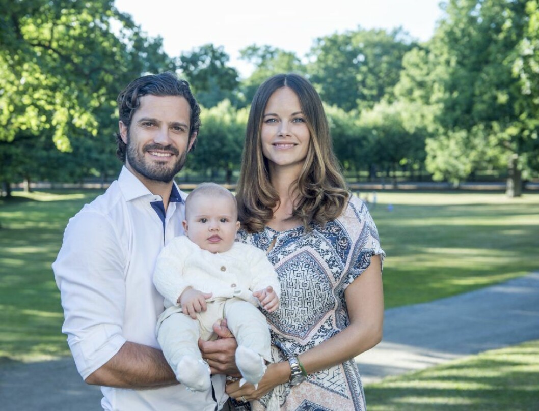 En glad prins Alexander med sin pappa, prins Carl Philip och mamma, prinsessan Sofia.