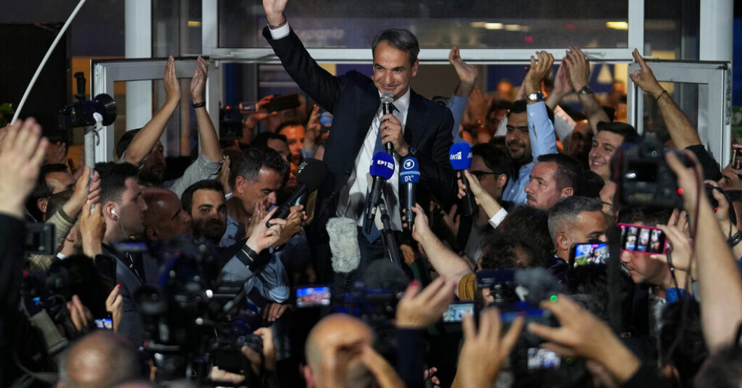 Premiärminister Kyriakos Mitsotakis jublar utanför sitt parti Ny demokratis huvudkontor i Aten. Grekland går mot en andra valomgång