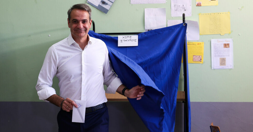 Premiärminister Kyriakos Mitsotakis röstar i en vallokal i huvudstaden Aten på söndagen. Mitsotakis siktar på egen majoritet