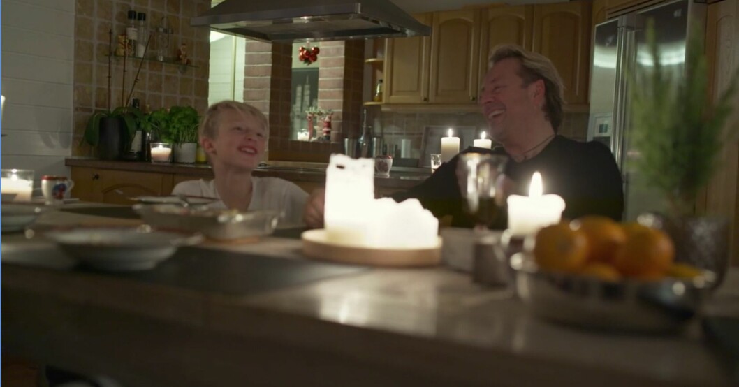 Runar och Presley skrattar vid middagen i dokumentären om Amadeus. Presely Sögaard, Runar Sögaard