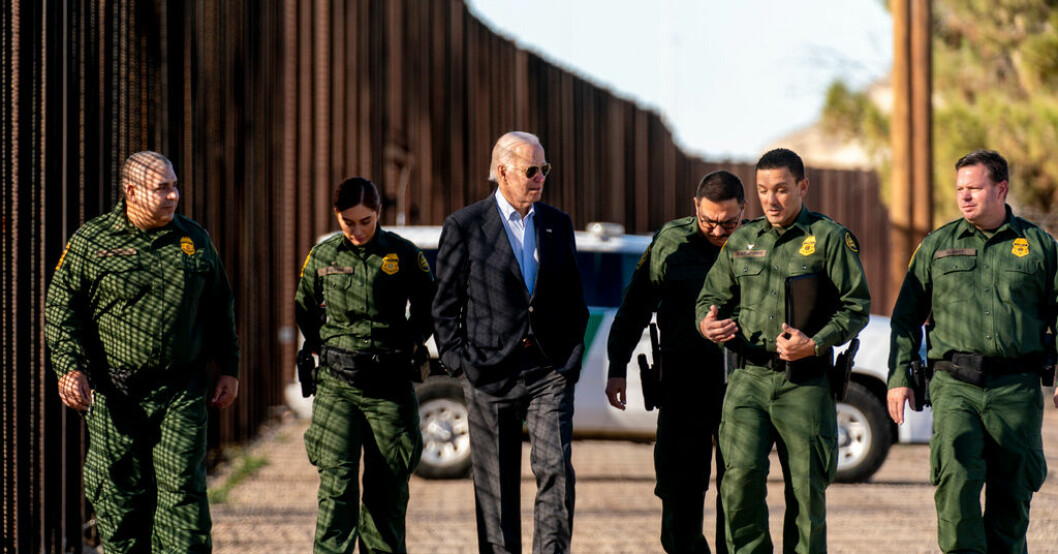 President Joe Biden på plats vid gränsen mot Mexiko tidigare i år. Arkivbild. Biden skickar militärer till gränsen mot Mexiko