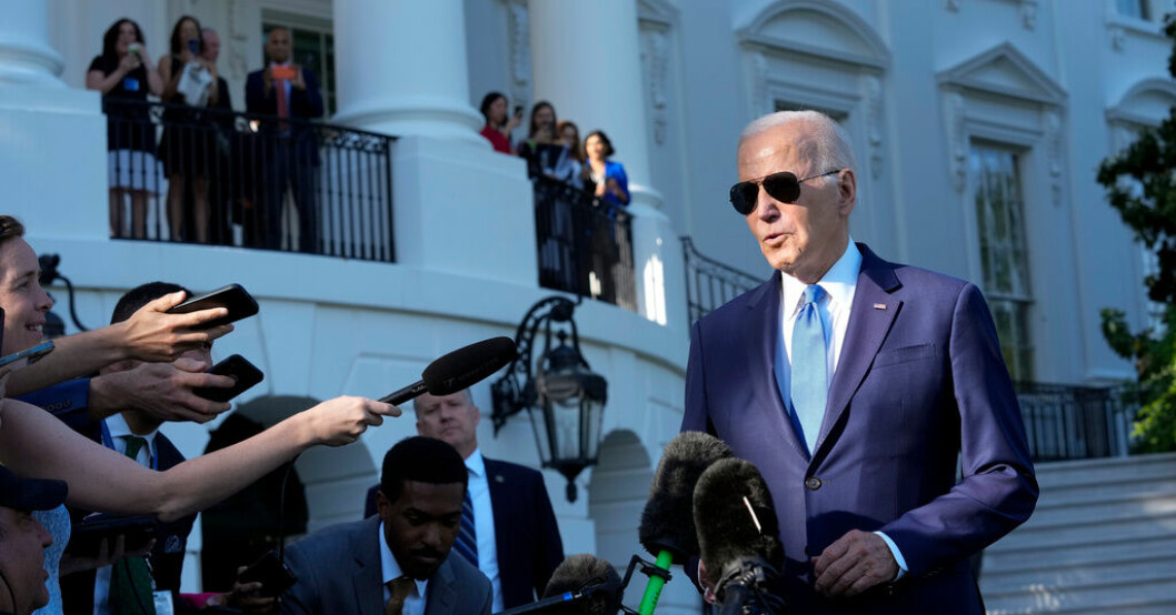 President Joe Biden talar till journalister utanför Vita huset på fredagskvällen, lokal tid. Biden hoppfull om skulduppgörelse inom kort