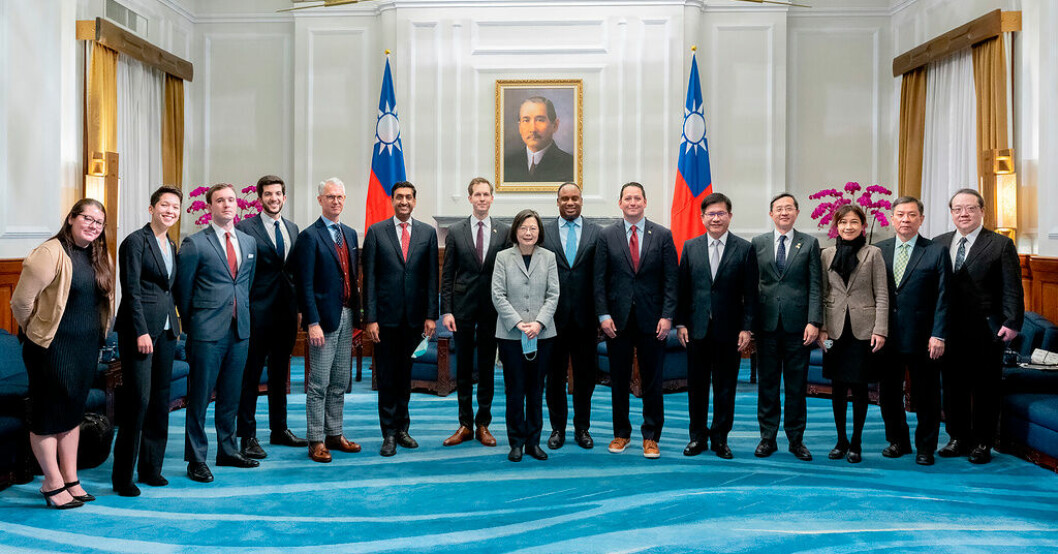 President Tsai Ing-Wen, i mitten, på en bild tagen under USA:s besök. Ro Khanna är sjätte från vänster. Taiwan stärker militärsamarbete med USA