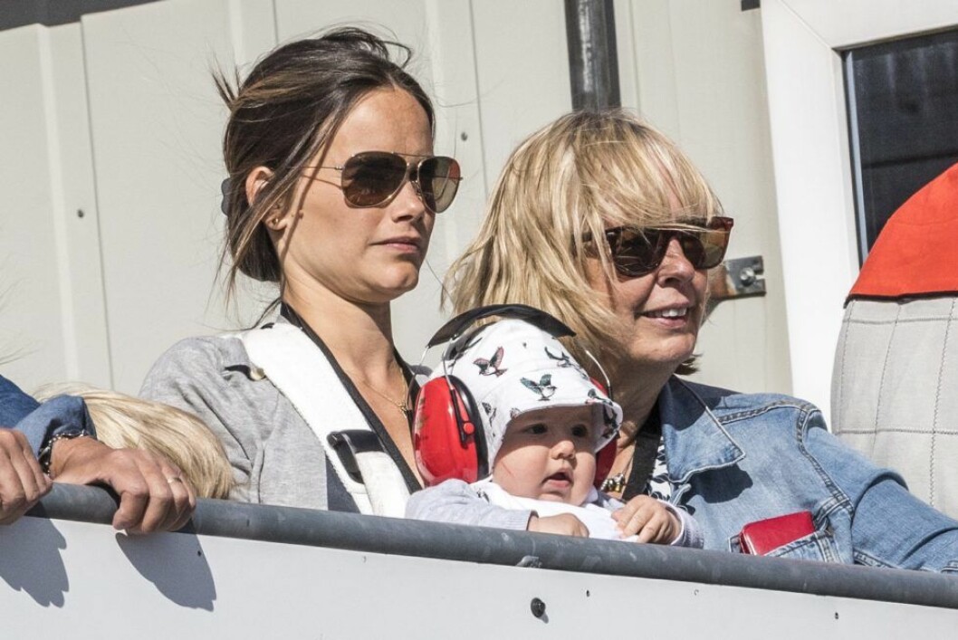 Prins Alexander håller koll på pappa Carl Philip tillsammans med Sofia och hennes mamma Marie Hellqvist.