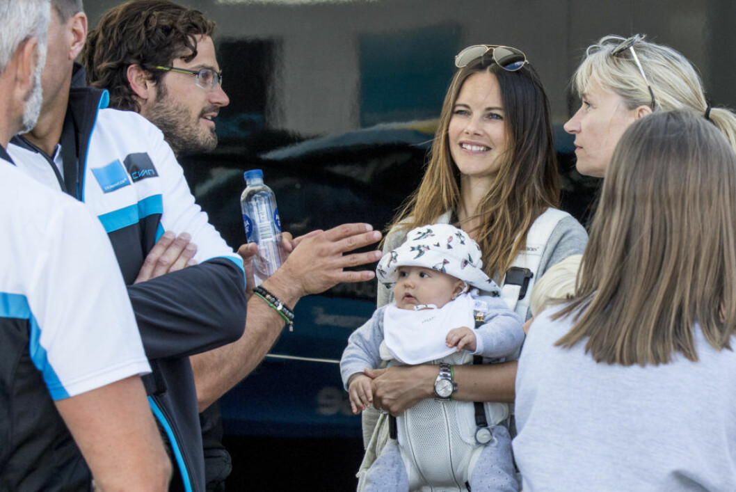 Prins Alexander följer gärna med sin mamma Sofia och tittar på pappa Carl Philip när han kör sina bilrace. Prins Alexander följer gärna med sin mamma Sofia och tittar på pappa Carl Philip när han kör sina bilrace.