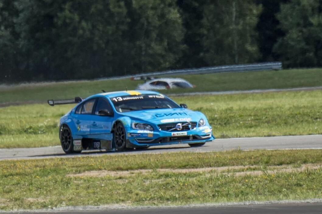 Prins Carl Philip tävlar för stallet Polestar Cyan Racing och kör en Volvo S60.