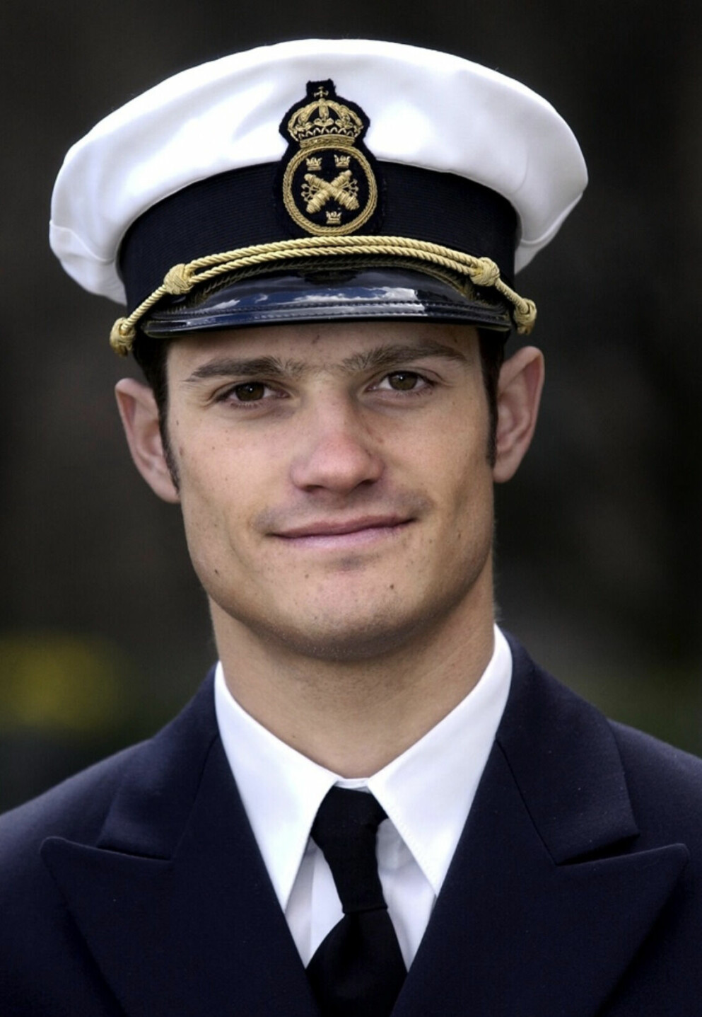 Finklädda Prins Carl Philip. Prins Carl Philip i kostym och hatt