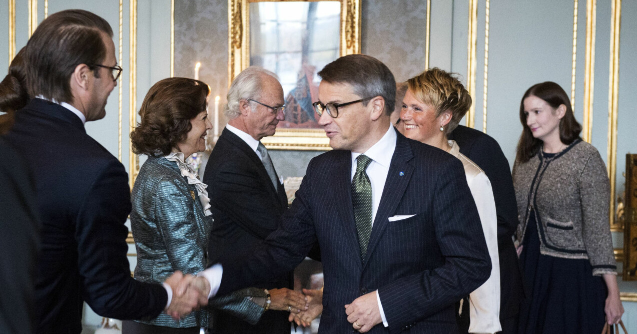 Prins Daniel hälsar på Göran Hägglund vid en lunch på slottet. Prins Daniel, drottning Silvia, Kung Carl Gustaf XVI och Göran Hägglund