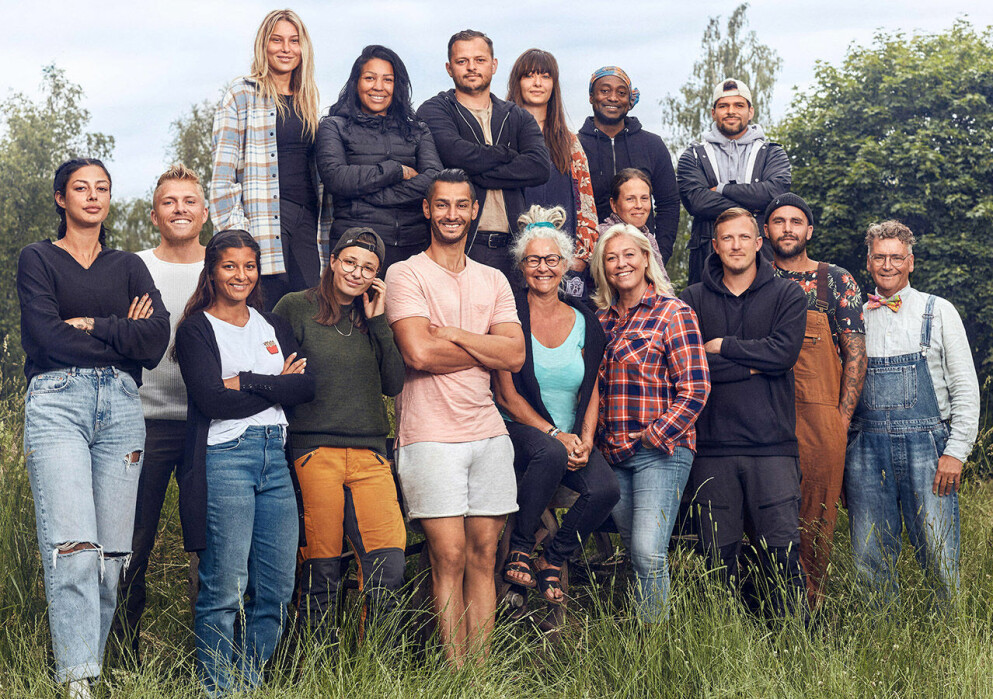 Alla årets deltagare i Farmen, med Prins längst ut till höger.