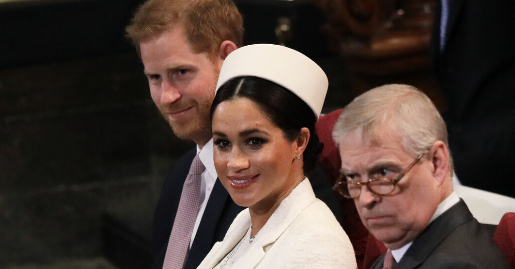 Prins Harry, till vänster, Meghan, i mitten, och prins Andrew, till höger. Nu rapporterar medier i Storbritannien att Harry och Meghan tvingas lämna den bostad de har i Storbritannien för att prins Andrew väntas flytta in. Arkivbild från 2019. Harry ut och Andrew in i kunglig flyttmanöver