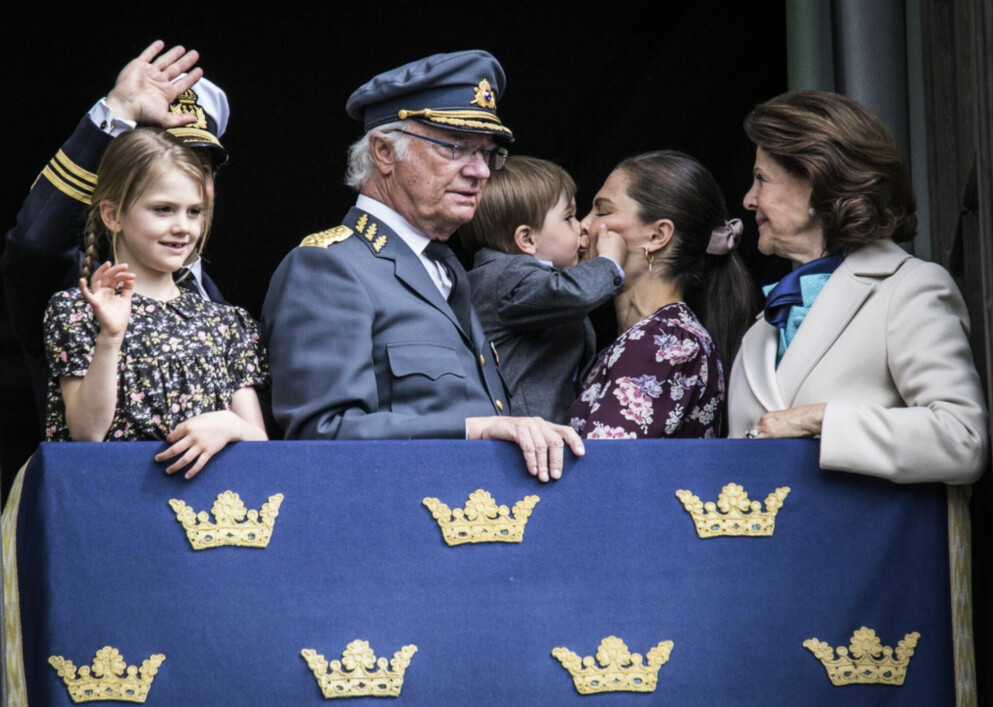 Prins Oscar stal en puss även år 2019. Kungafamiljen firar kungen år 2019