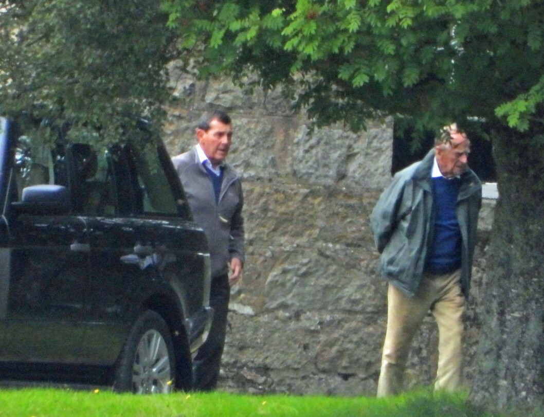 Här lämnar prins Philip bilen på Balmoral. Nya bilden på prins Philip.