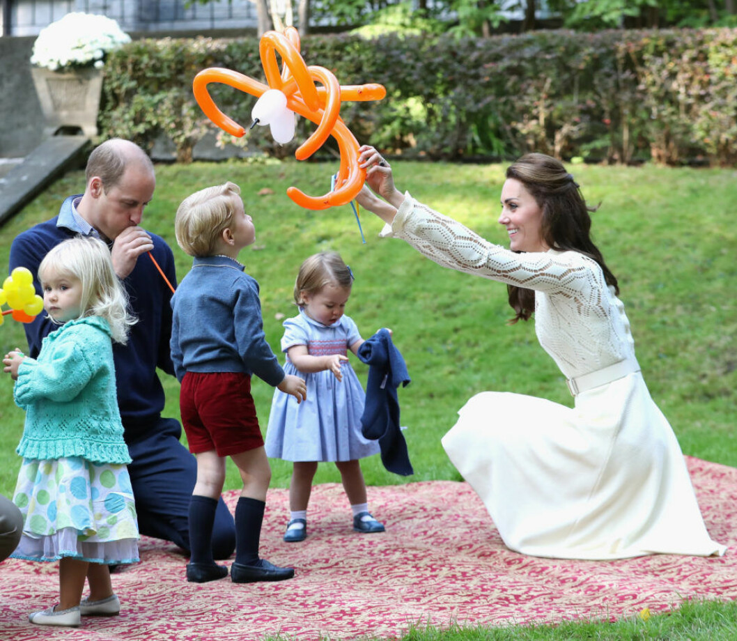 Catherine, Duchess of Cambridge, prinsessan Charlotte, prins George och prins William gillar leka som familj. Catherine, Duchess of Cambridge, prinsessan Charlotte, prins George och prins William gillar leka som familj.