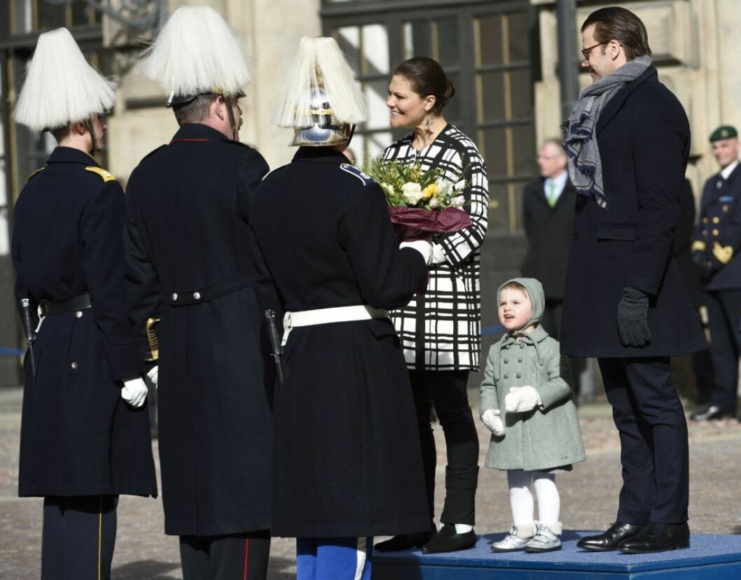 Här ser vi en drillad Estelle, kusin till Alexander på podiet när mamma Victoria firade sin namnsdag. Här ser vi en drillad Estelle, kusin till Alexander på podiet när mamma Victoria firade sin namnsdag.