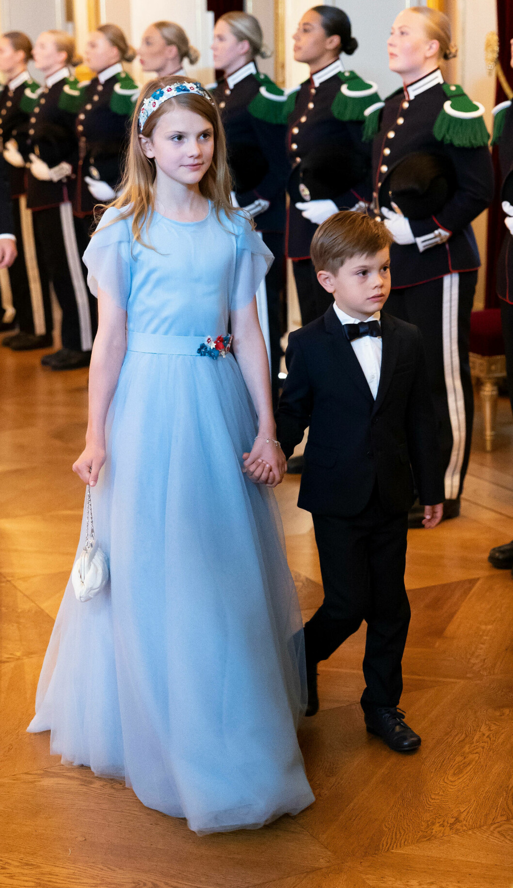 Prinsessan Estelle gick hand i hand med lillebror prins Oscar när hon anlände till den kungliga galamiddagen. Prinsessan Estelle gick hand i hand med lillebror prins Oscar när hon anlände till den kungliga galamiddagen.