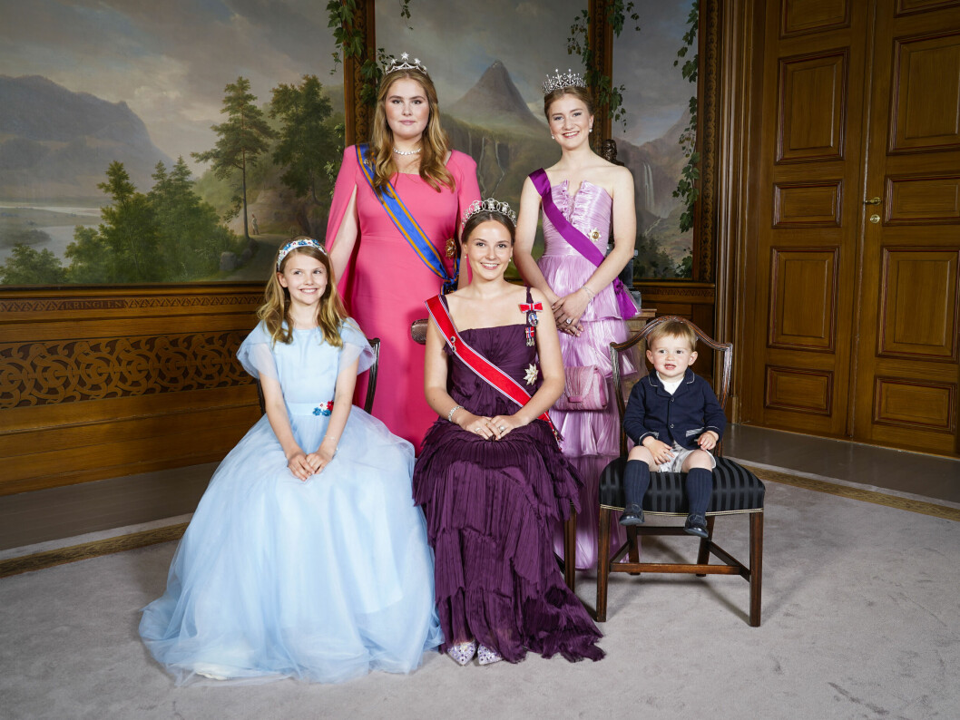 Prinsessan Estelle ser väldigt glad ut över att fotograferas med de äldre prinsessorna och prins Charles. Prinsessan Estelle ser väldigt glad ut över att fotograferas med de äldre prinsessorna och prins Charles.