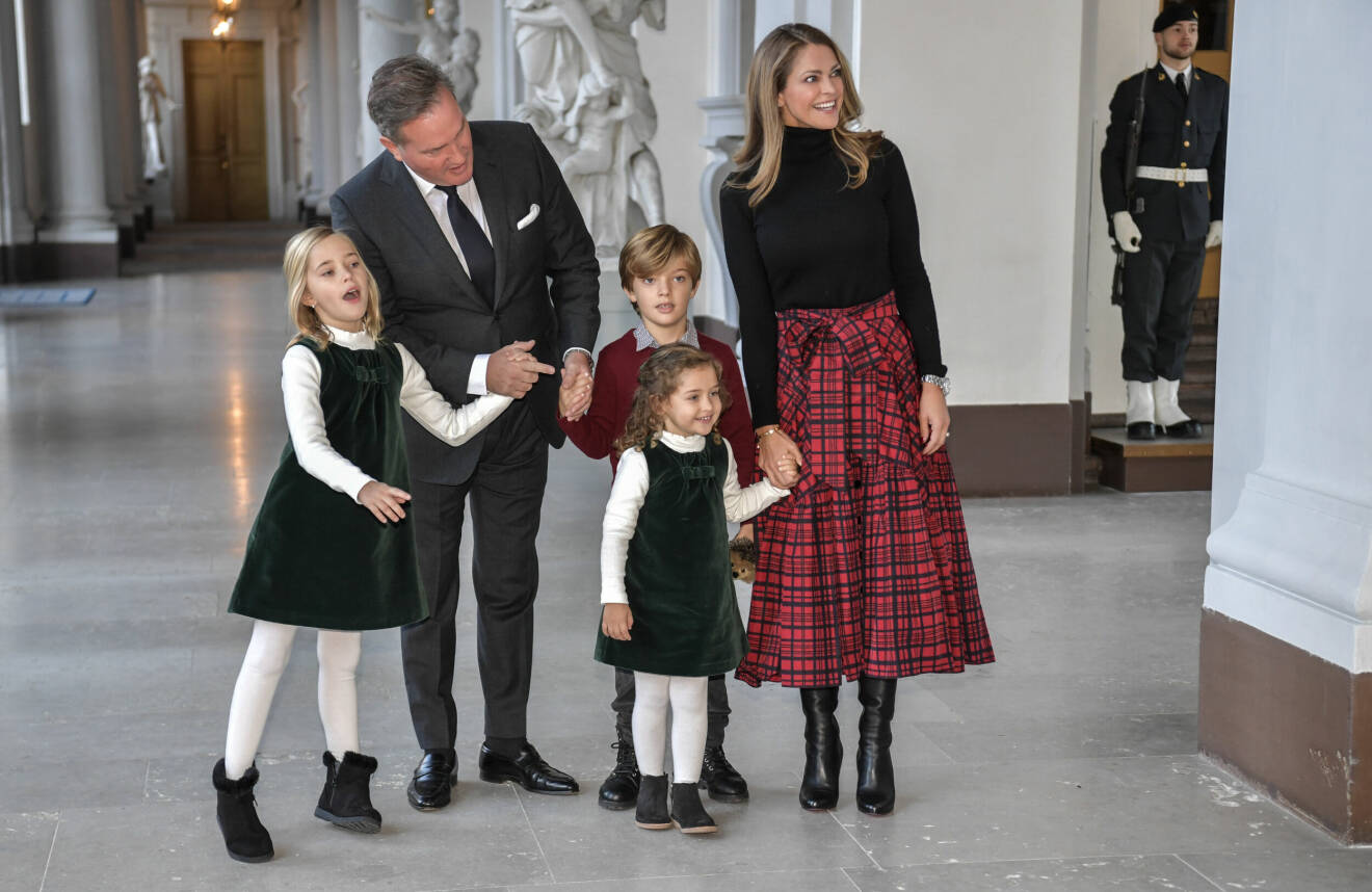 Prinsessan Leonore med sina föräldrar och syskon på den traditionsenliga granutdelningen vid Stockholms slott.