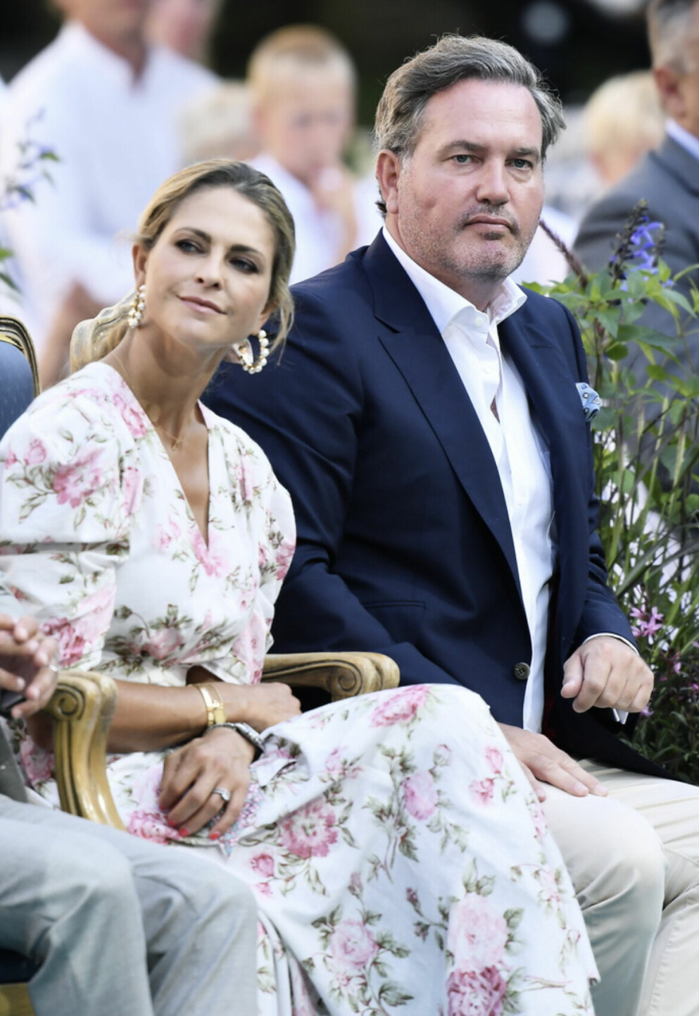 Prinsessan Madeleine och Chris O'Neill. Prinsessan Madeleine och Chris O'Neill sitter bredvid varann