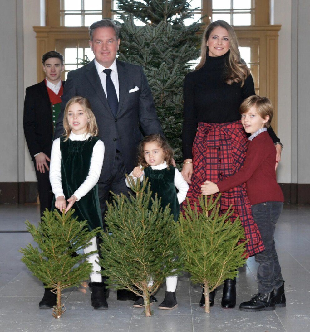 Prinsessan Madeleine med familj. prinsessan madeleine med sin familj har valt gran