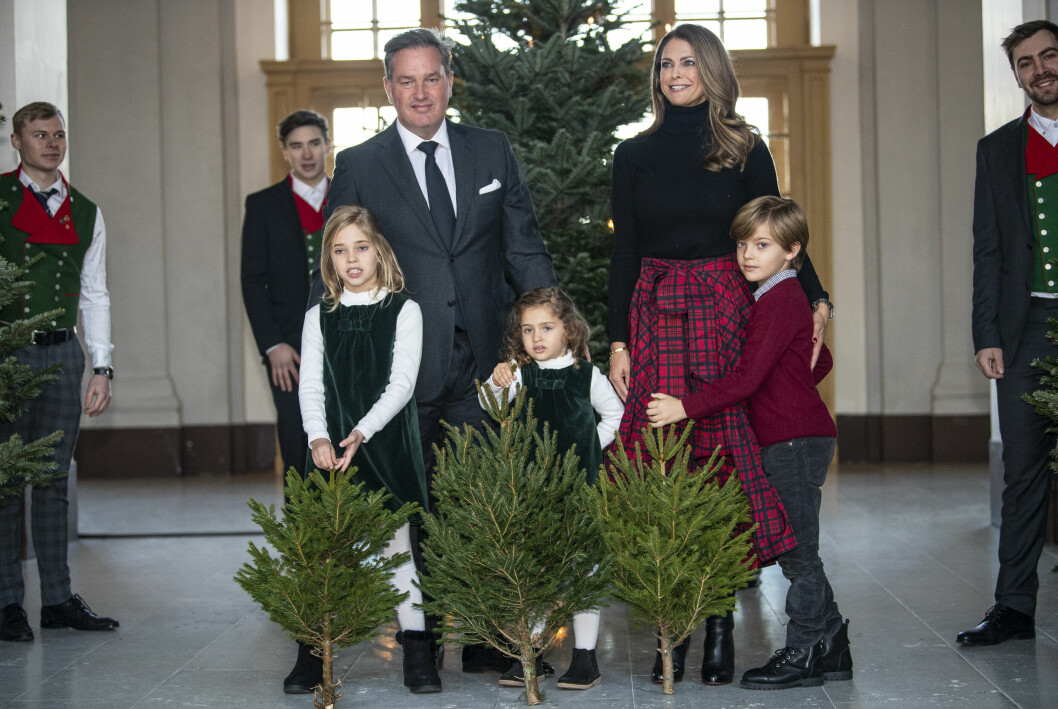 Prinsessan Madeleine med familj tog emot granar inför julfirandet från Skogshögskolans studentkår på Stockholms slott den 20 december. Prinsessan Madeleine med familj tog emot granar inför julfirandet från Skogshögskolans studentkår på Stockholms slott den 20 december.