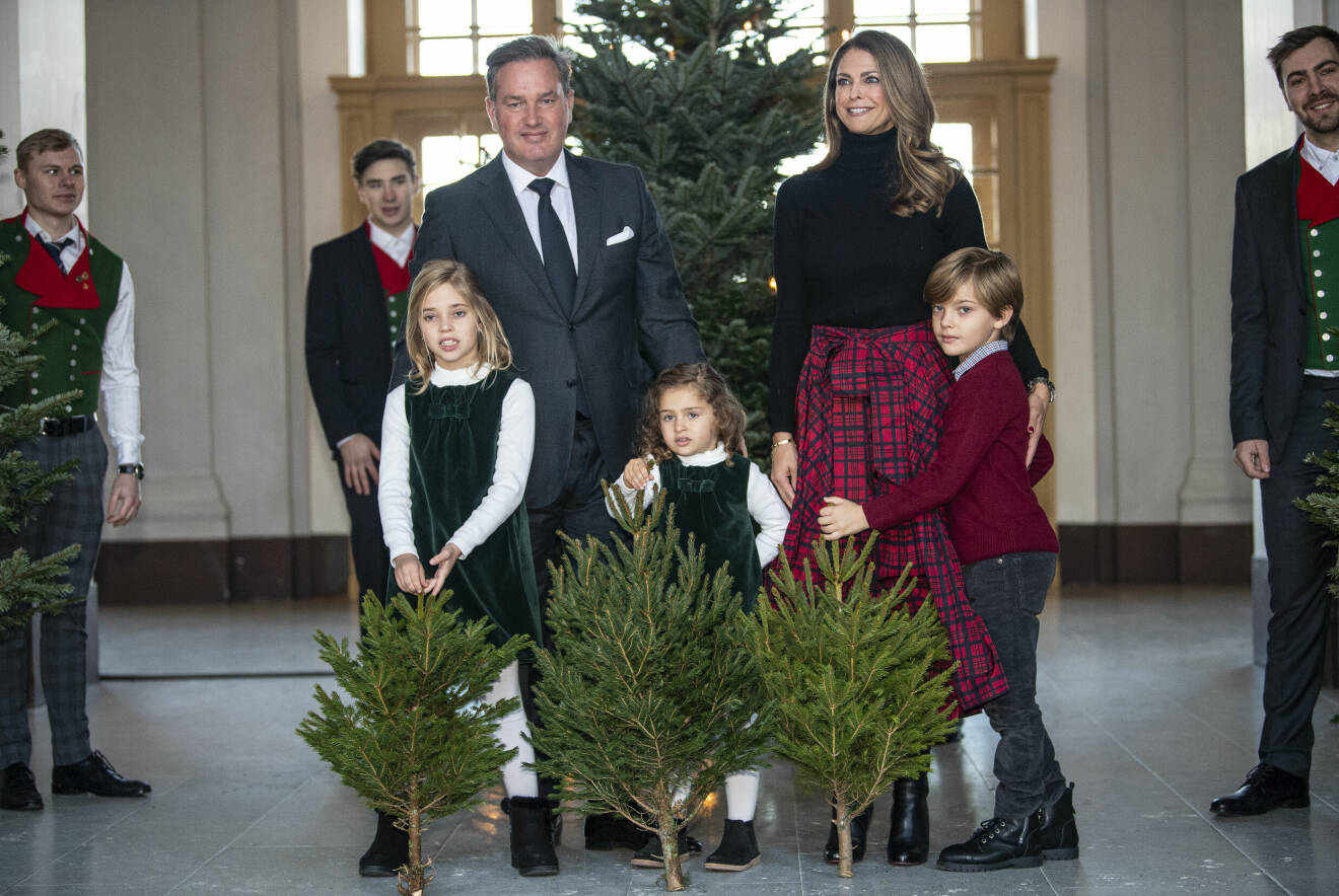 Prinsessan Madeleine med familj tog emot granar inför julfirandet från Skogshögskolans studentkår på Stockholms slott den 20 december.