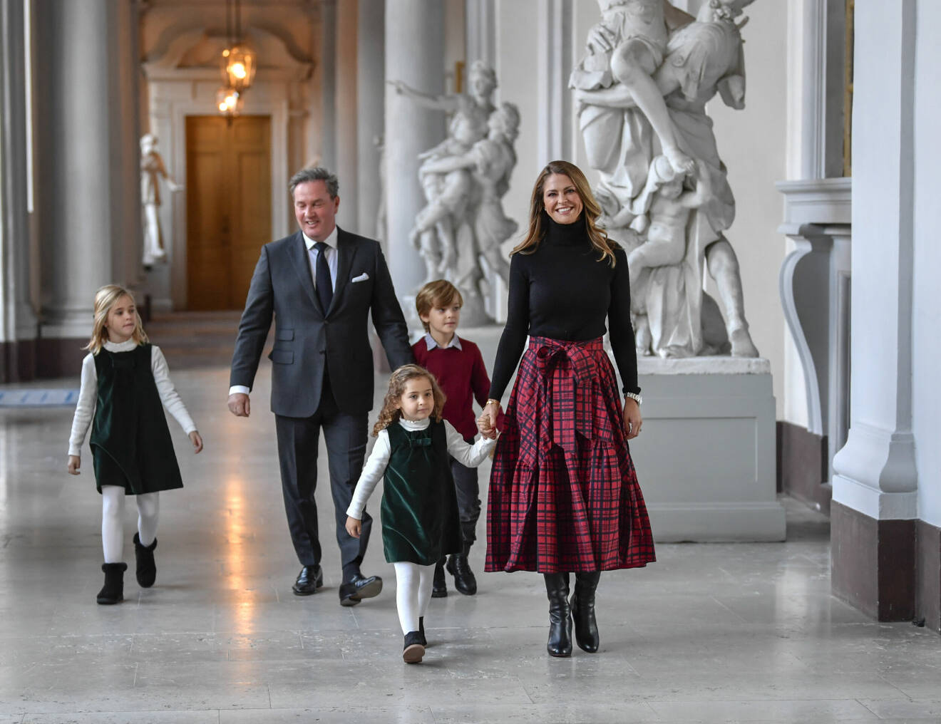 Prinsessan Madeleine med familjen vid Stockholms slott för den traditionsenliga granutdelningen den 20 januari 2021.