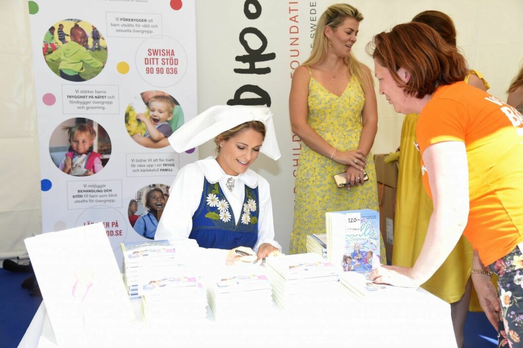 Prinsessan Madeleine signerar sin bok Stella och hemligheten. prinsessan madeleine signerar boken stella och hemligheten