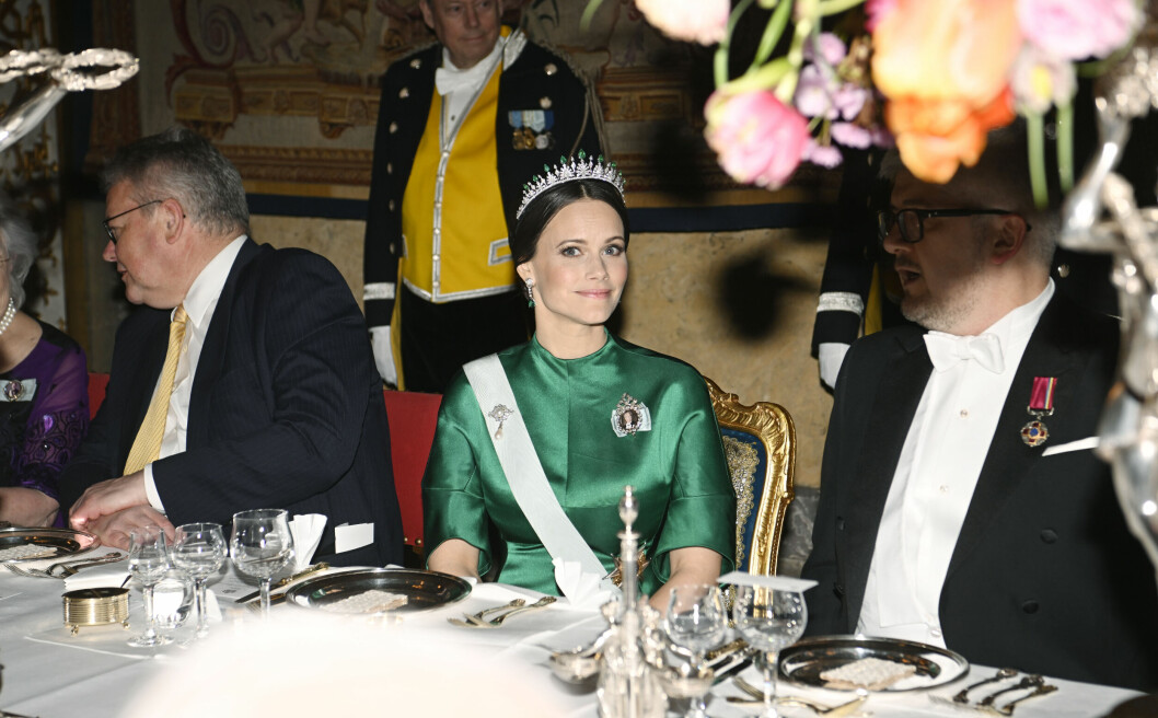 Prinsessan Sofia fördes till bordet av Ukrainas ambassadör Andrii Plakhotniuk och hade på sin högra sida Islands ambassadör Hannes Heimisson. De alla tycks ha något som liknar ett knäckebröd framför sig på tallriken... Prinsessan Sofia fördes till bordet av Ukrainas ambassadör Andrii Plakhotniuk och hade på sin högra sida Islands ambassadör Hannes Heimisson.
