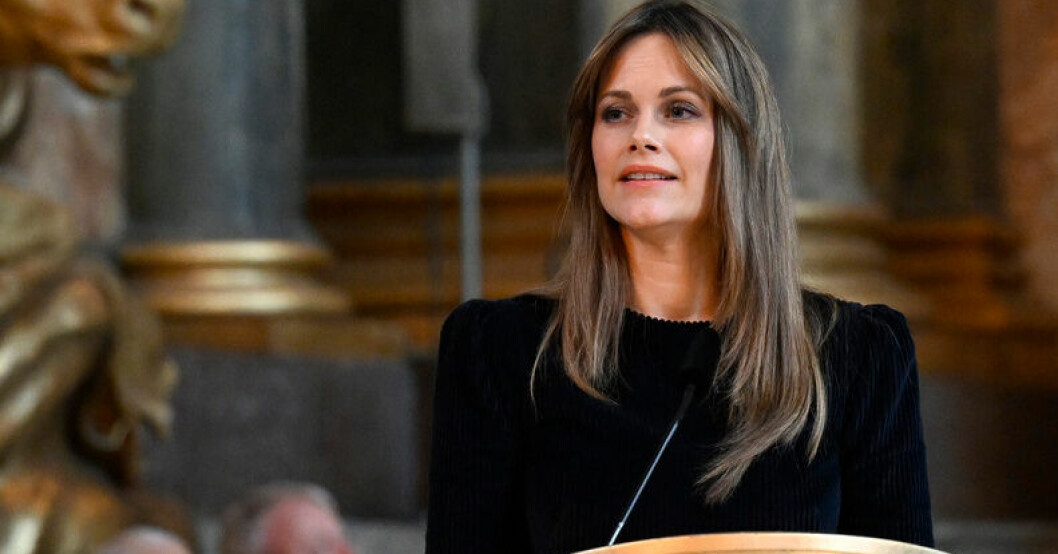 Prinsessan Sofia hälsar välkommen till fredsbönen i Slottskyrkan. Kungafamiljen i bön för Ukraina