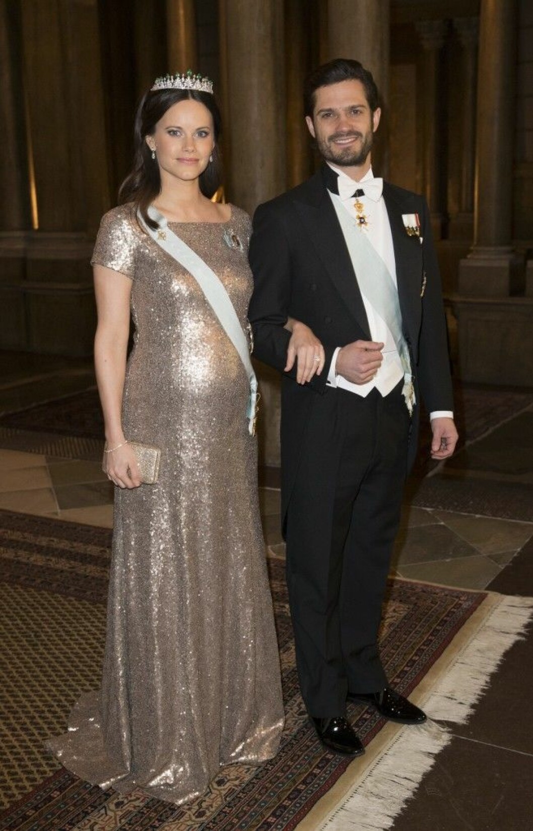 Prinsessan Sofia i en snygg guldfärgad stass tillsammans med sin stiliga prins Carl Philip.