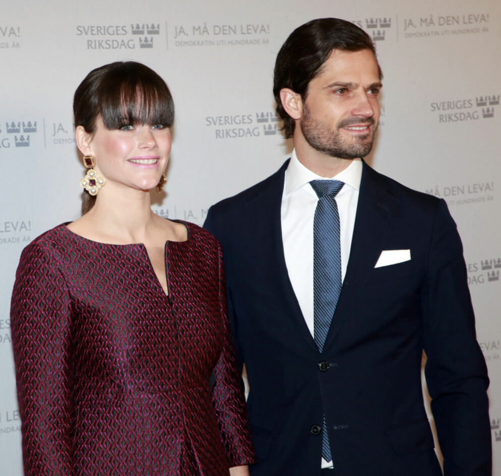 Prinsessan Sofia visar upp sin nya lugg i sällskap med prins Carl Philip. prinsessan Sofia och prins Carl Philip på röda mattan